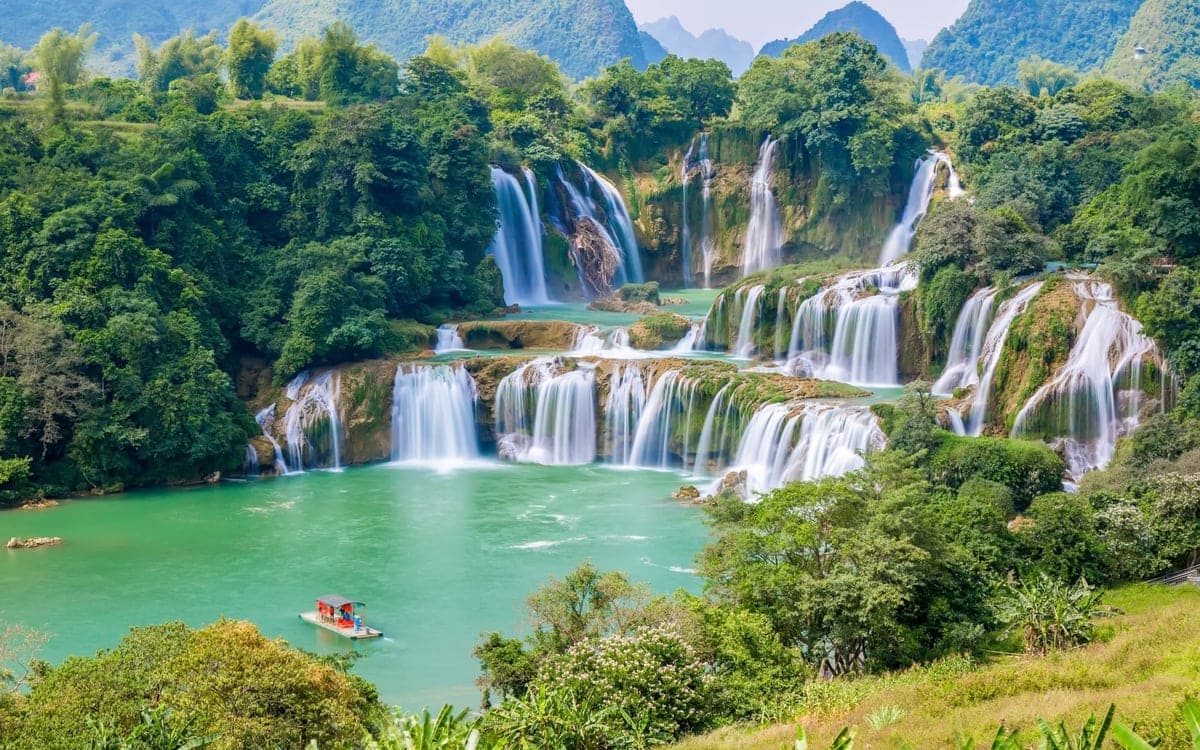 Detain_Waterfall_Vietnam_Shutterstock_-1-1