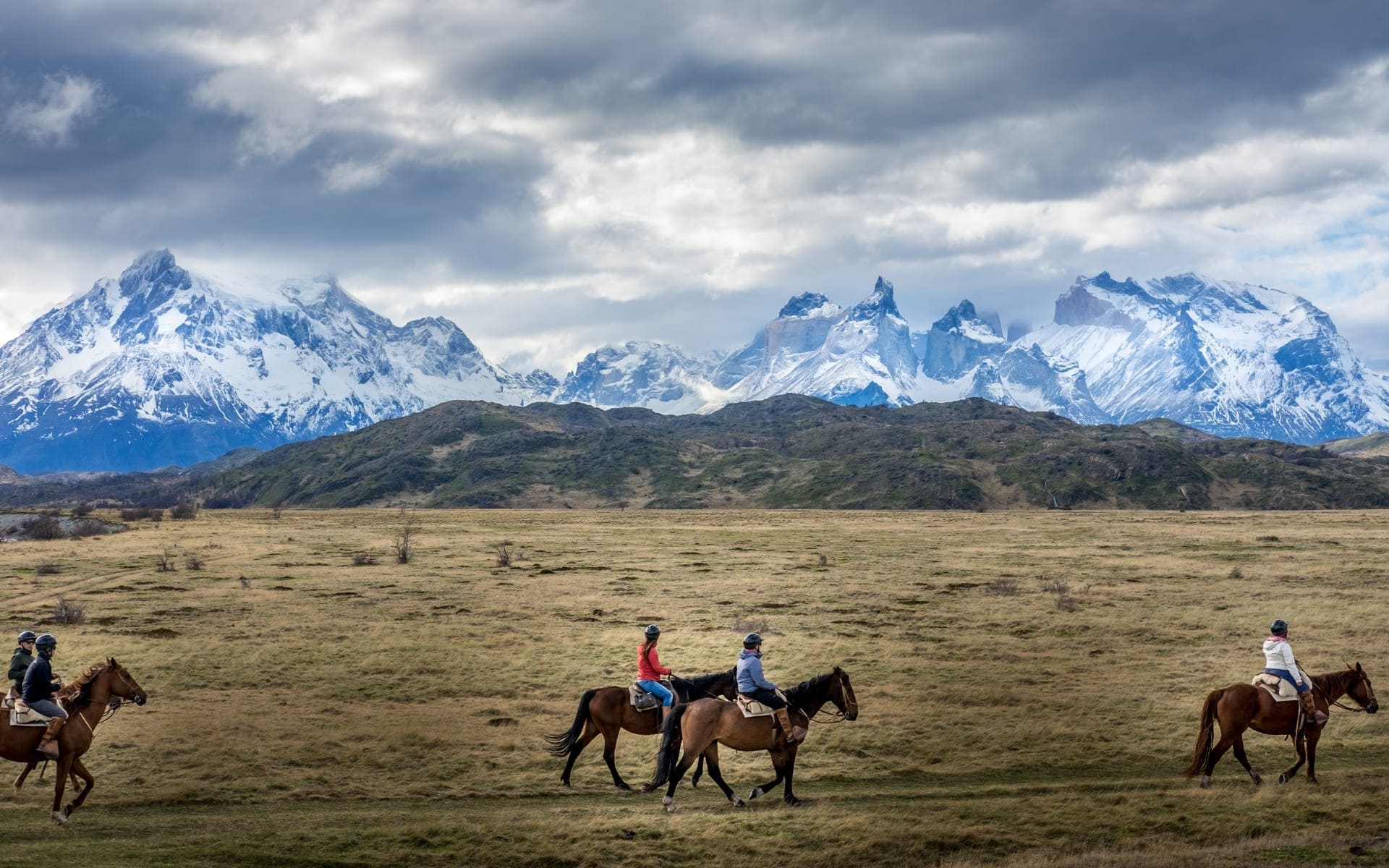 Group-Horse-Rding_Torres-Del_Paine_CCAmaliaS_Shutterstock_785109901_iayinf-3-2
