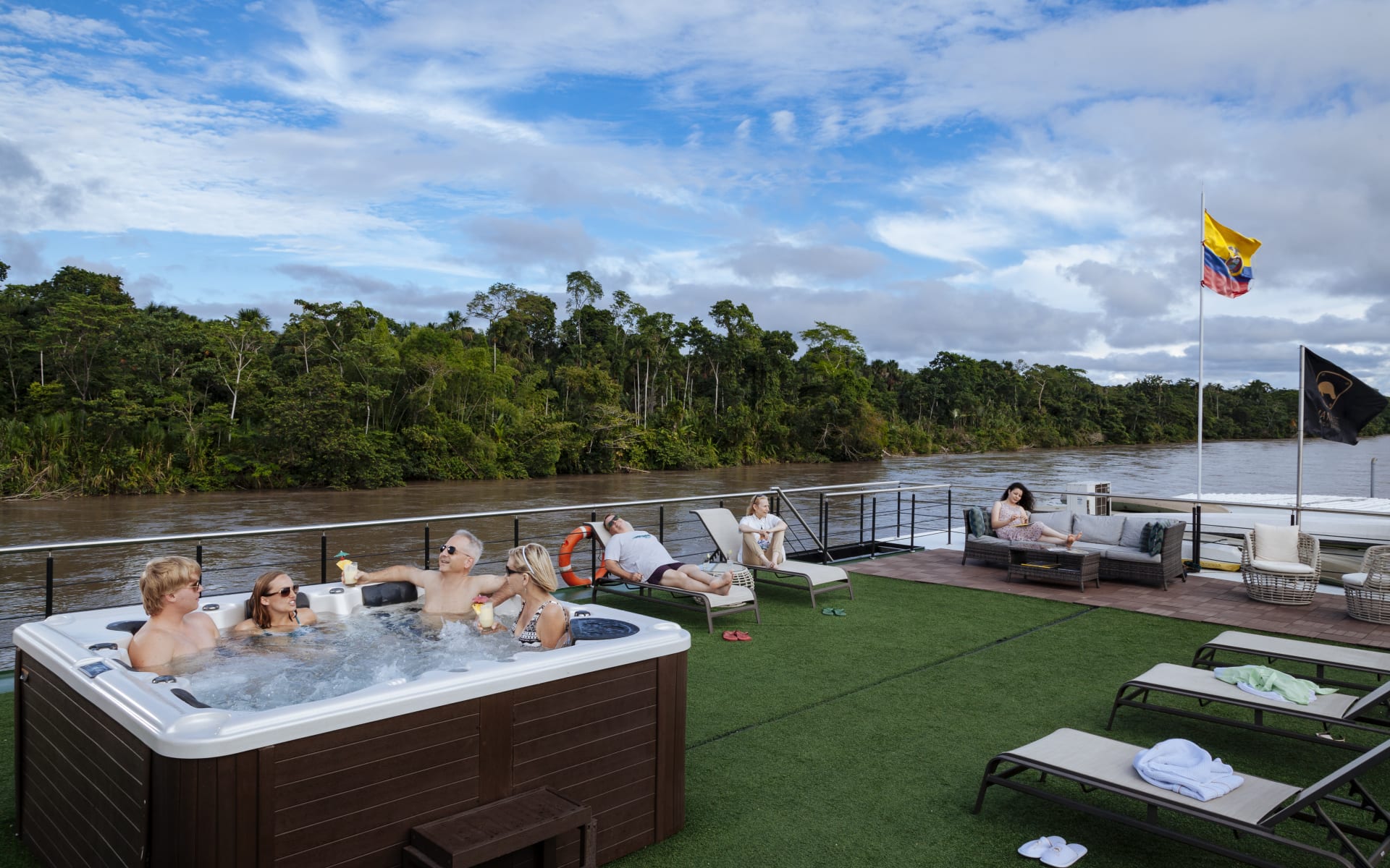 Anakonda_Amazon_Cruises_ecuador_Observation_Deck_Social_Areas_redzvs-1