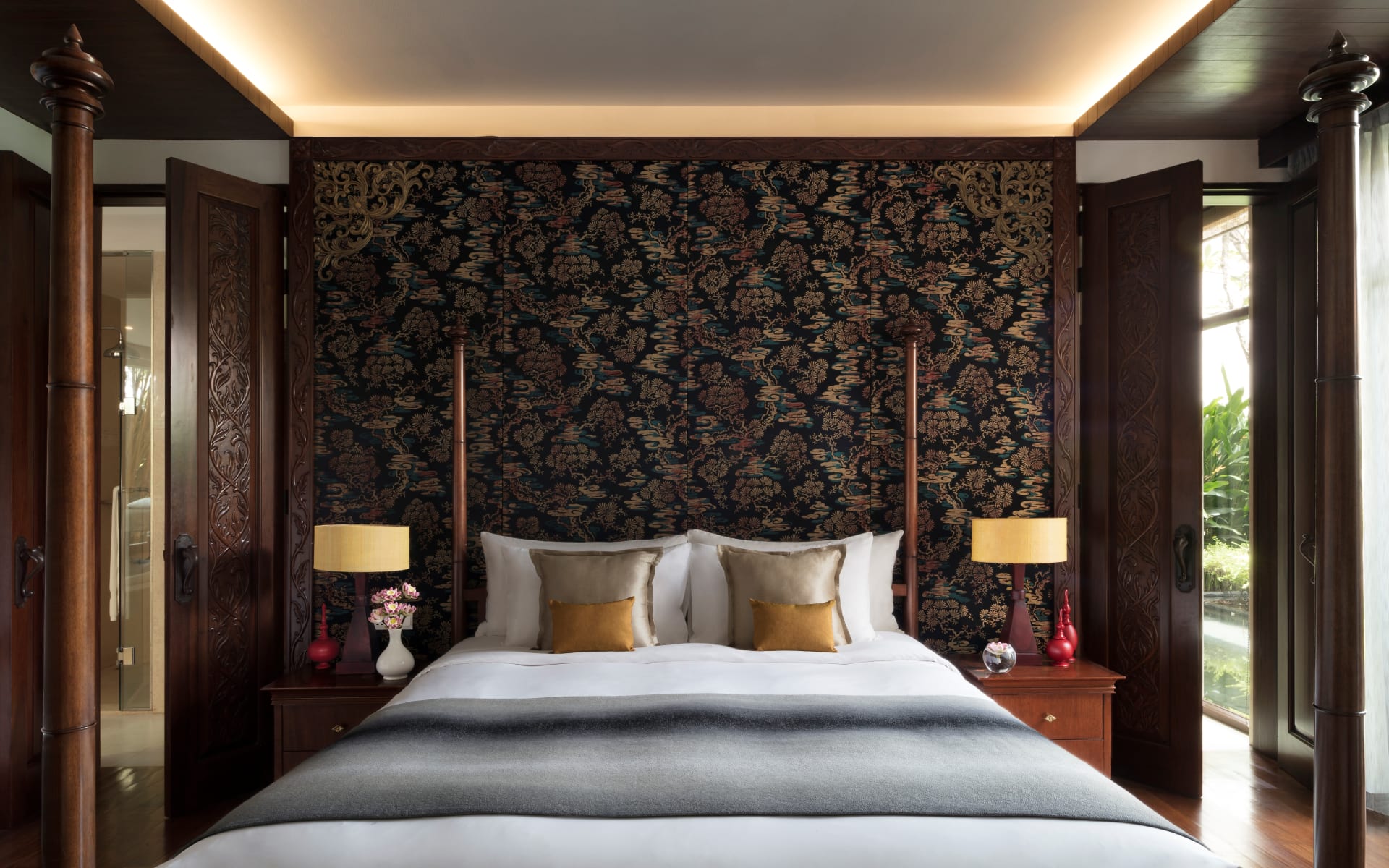 Anantara_Angkor_Resort_Bedroom_ymnpas