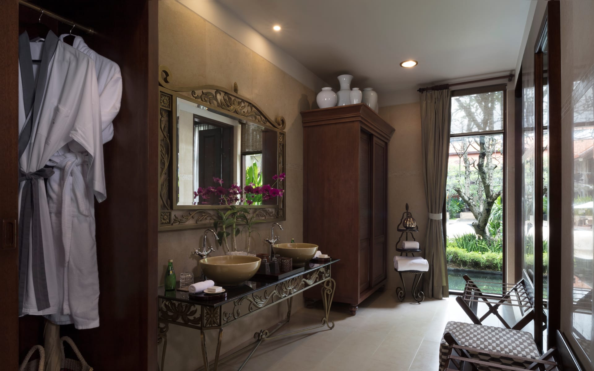 Anantara_Angkor_Resort_Master_Bathroom_G_A_H_uvispw