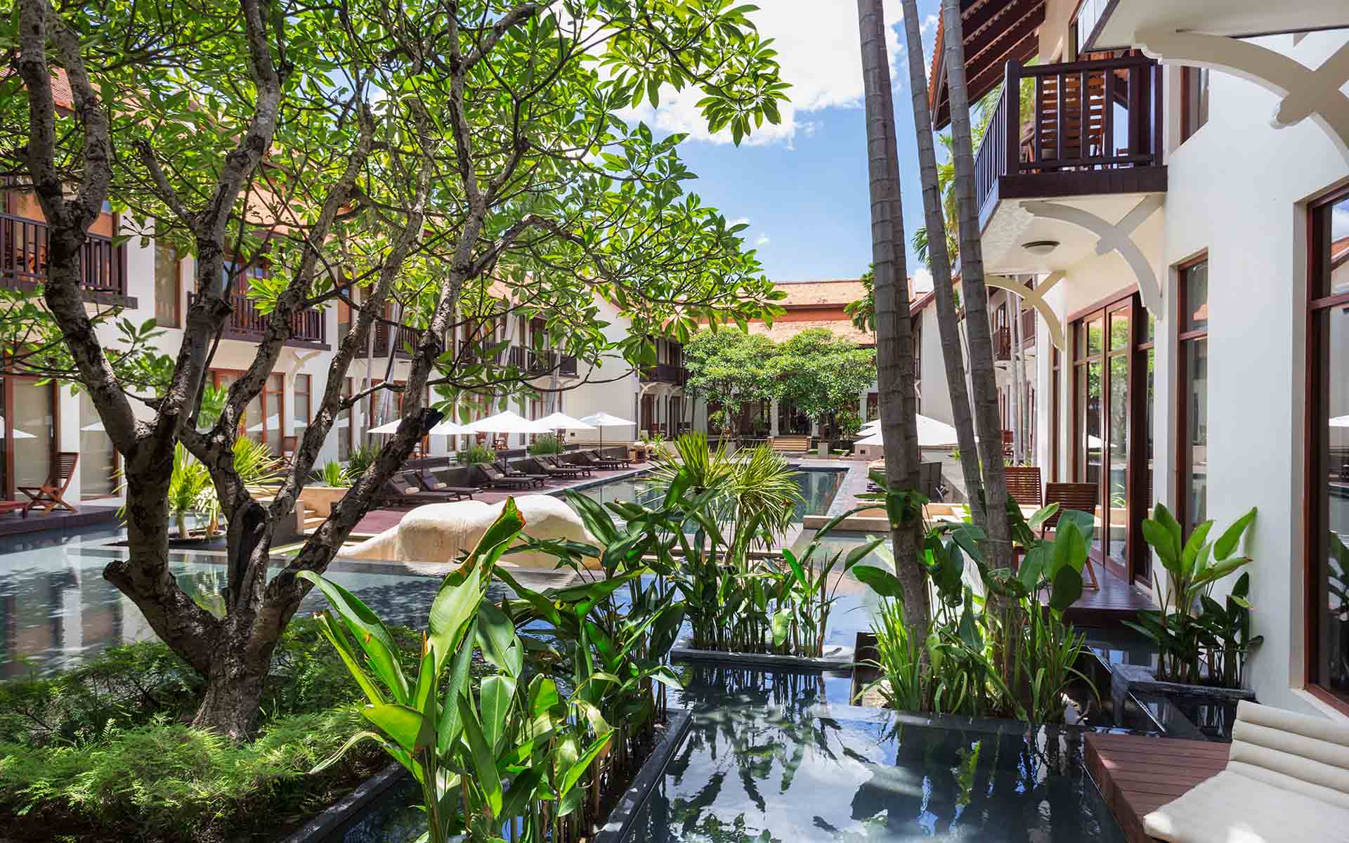 Anantara_Angkor_Resort_Pool_Garden_r2exm6