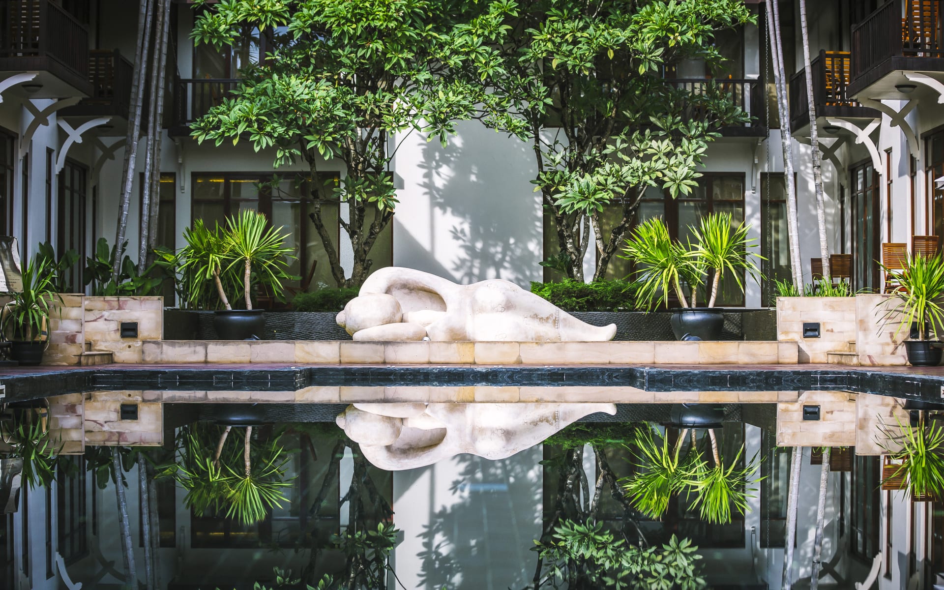Anantara_Angkor_Resort_Pool_Reflection_lxz9wy
