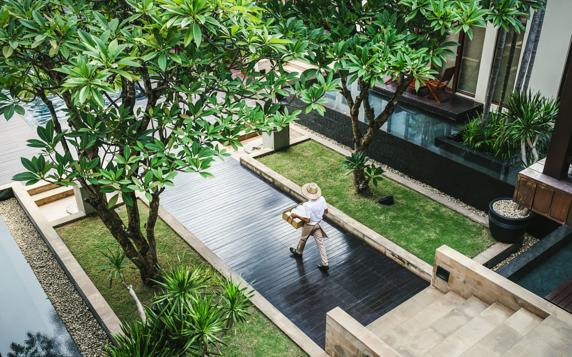 Anantara_Angkor_Resort_Pool_Service_unss6g