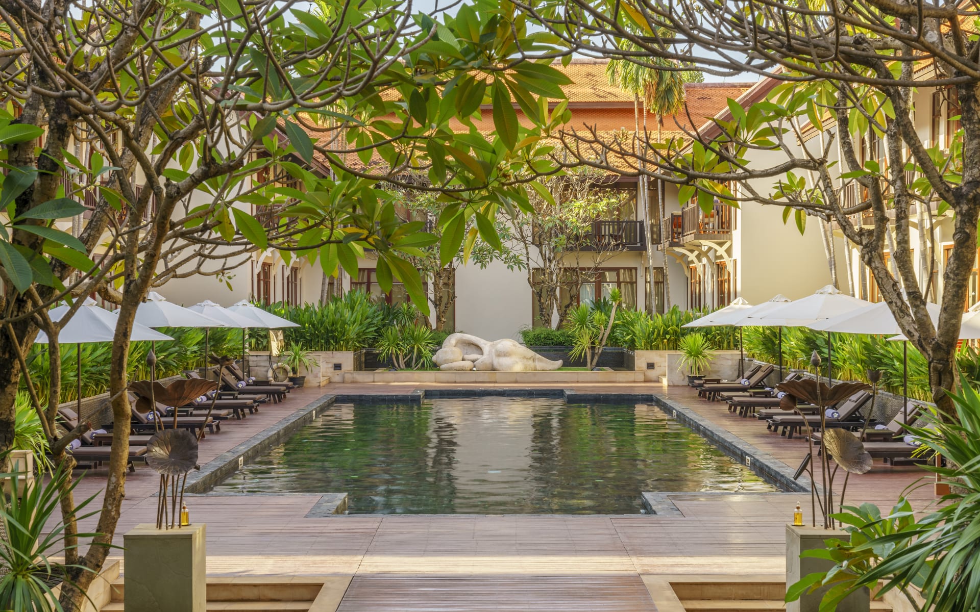 Anantara_Angkor_Resort_Pool_juj01w