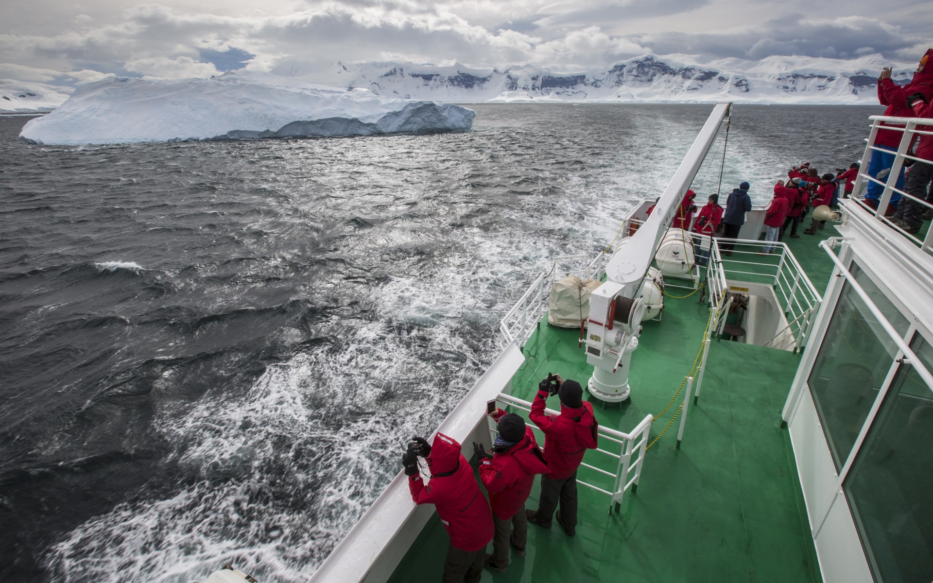 Antarctica_G_Expedition_Deck_zdjw4l-2