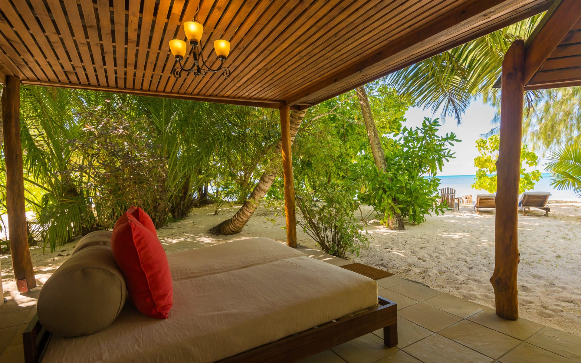 Denis_Private_Island_Cottage_y7vynl