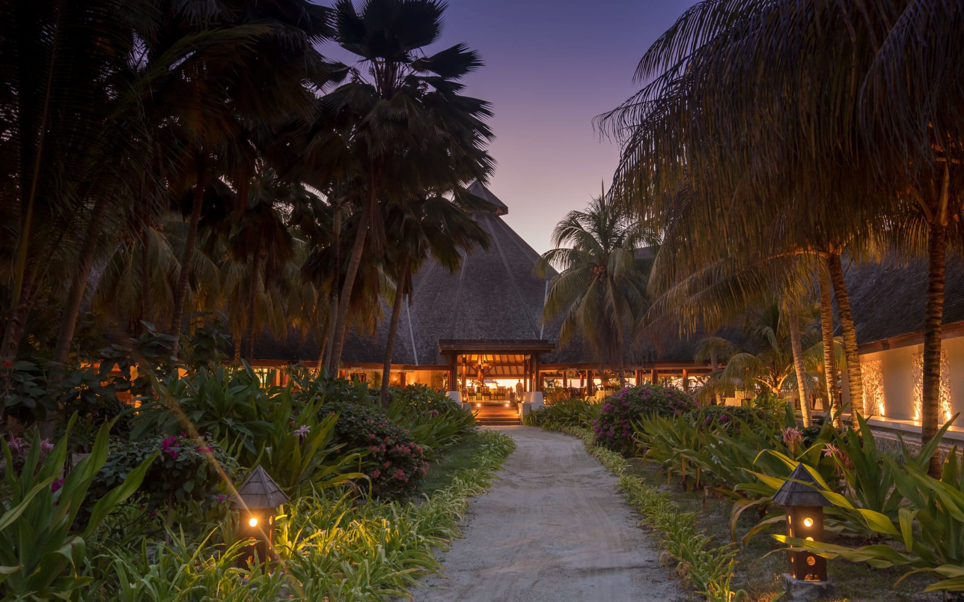 Denis_Private_Island_Main_Building_zpyhie