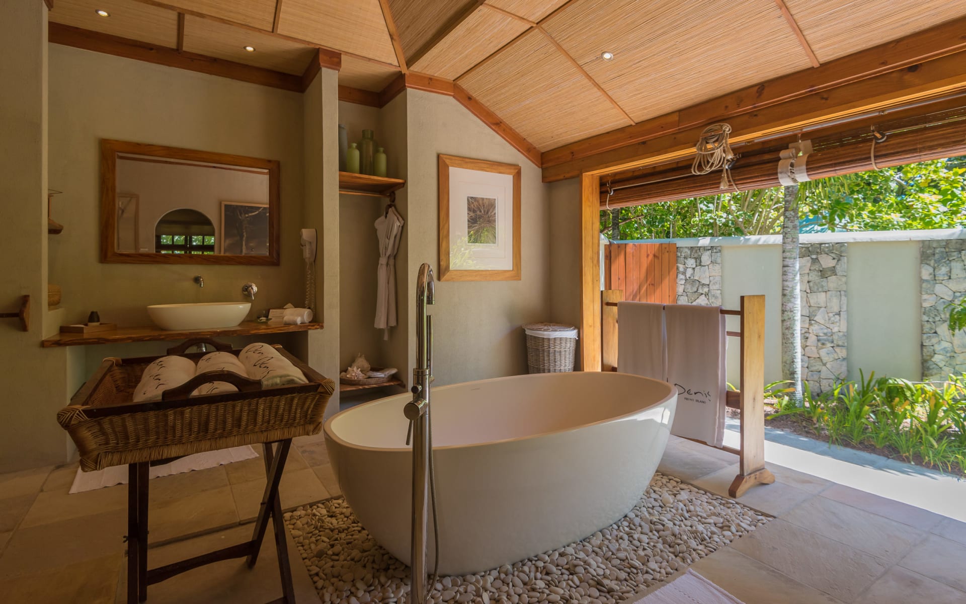 Denis_Private_Island_Rooms_Beach_Villa_Bathroom_envfvn