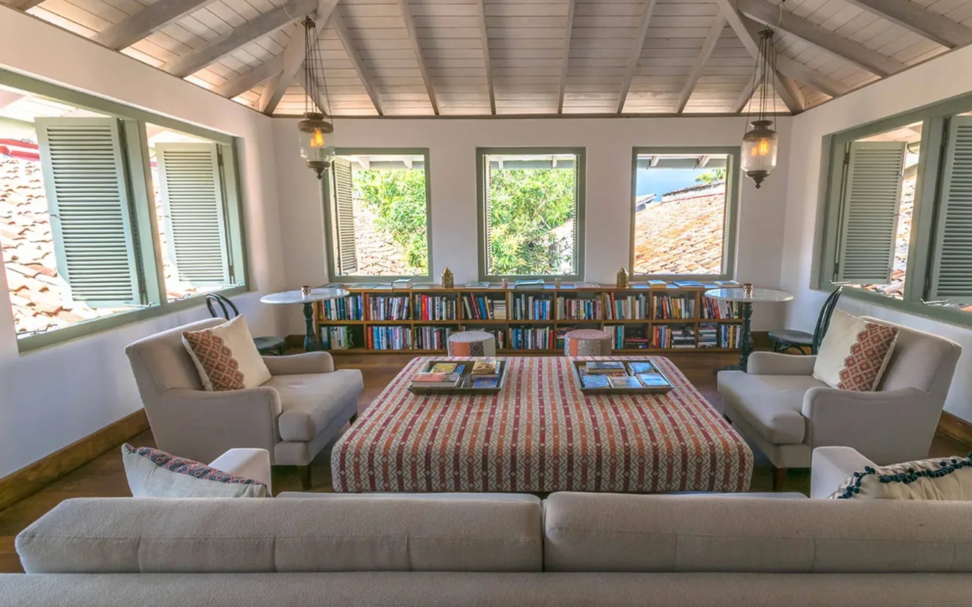 The communal library in the hotel is dressed in a relaxed, cosy fashion and equipped with a bookcase and sofa set.