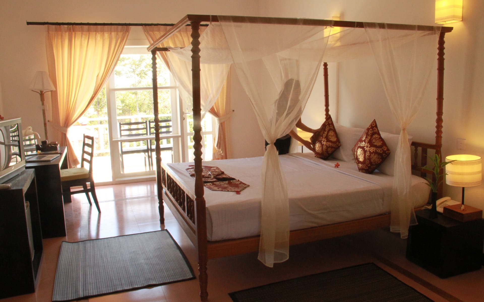 Frangipani_Villa_Hotel_Four_Poster_Bed_jgzppf