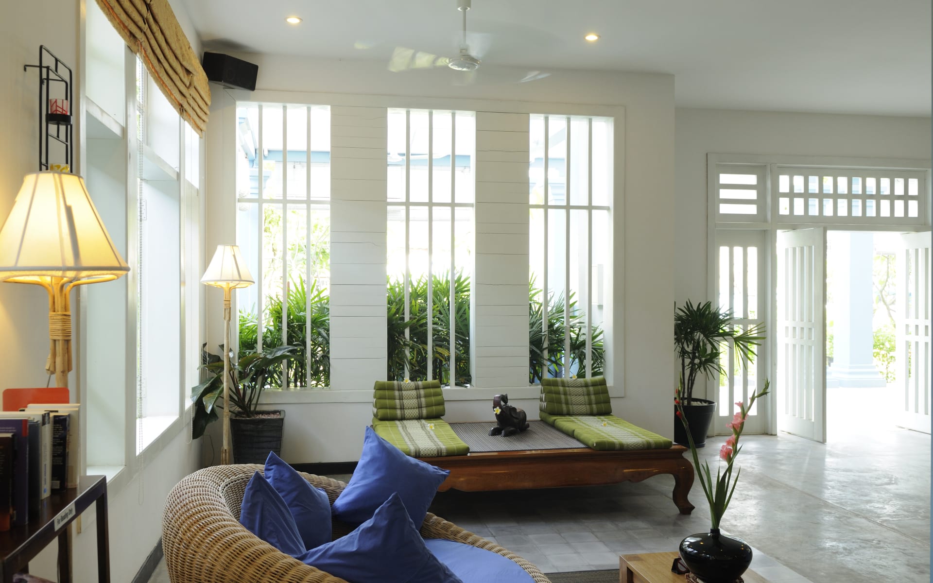 Frangipani_Villa_Hotel_Lobby_Chairs_kgbuxn