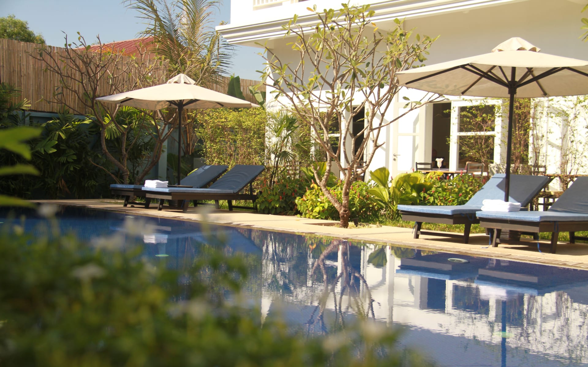 Frangipani_Villa_Hotel_Pool_Reflection_t3iivu