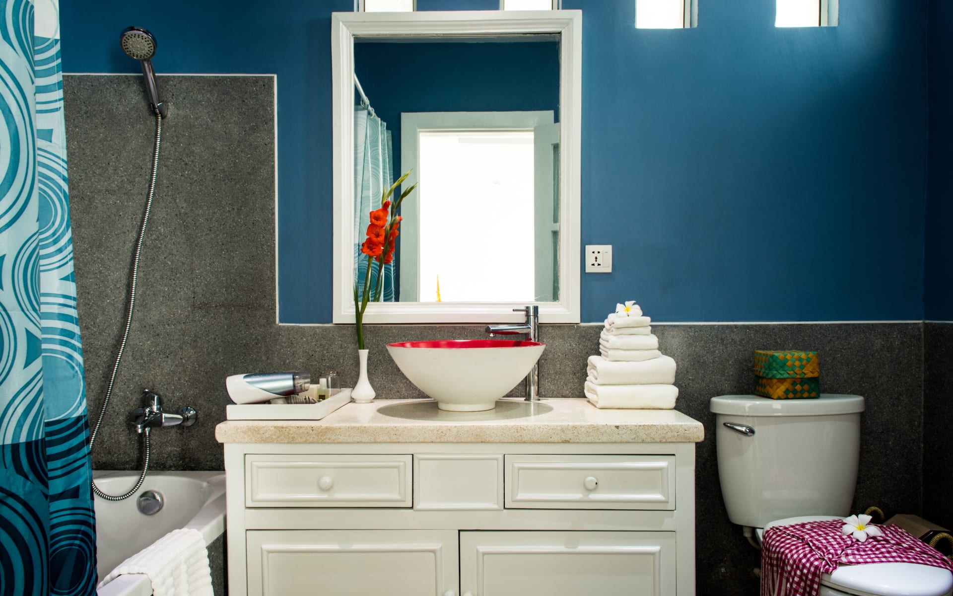 Frangipani_Villa_Hotel_Superior_Bathroom_viehty