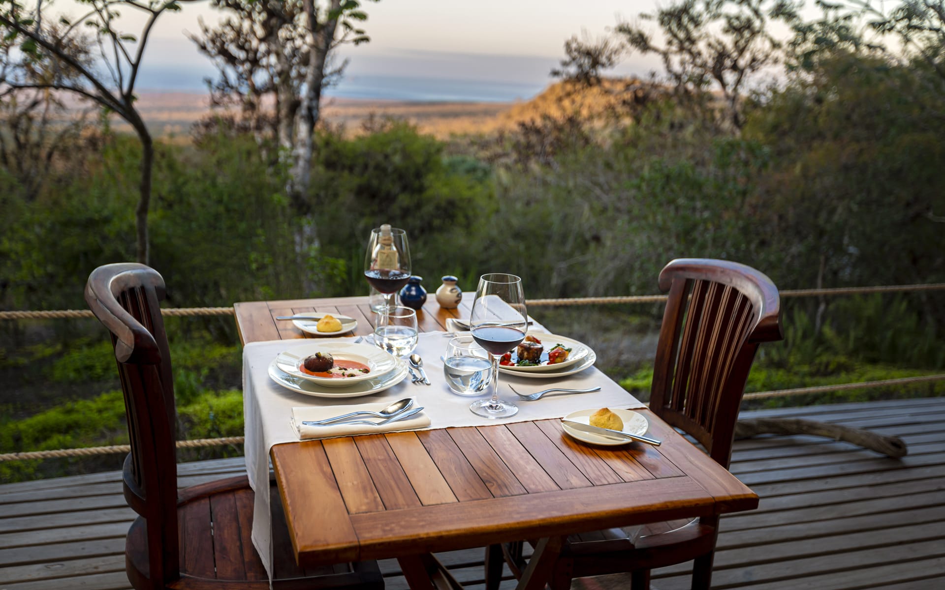 Galapagos_Safari_Camp_Dining_Couple_vqiwaj
