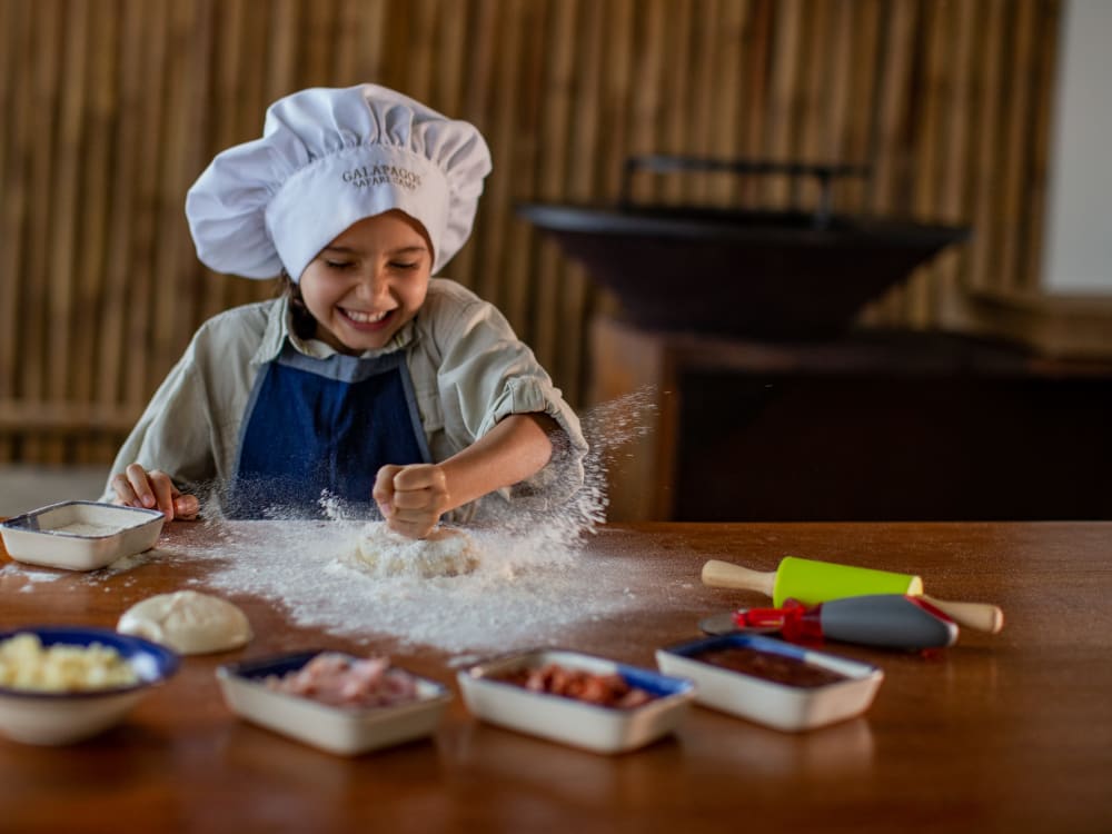 Galapagos_Safari_Camp_Kids_Club_Cooking_rqbvsi