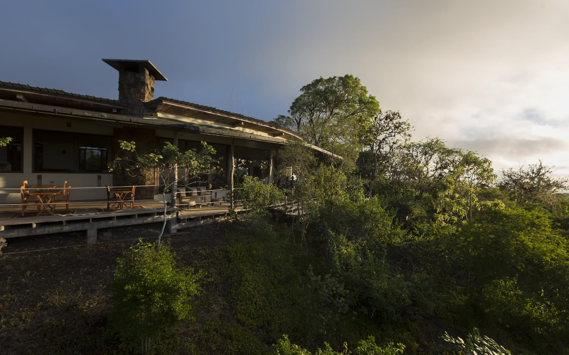 Galapagos_Safari_Camp_Main_Lodge_Exterior_mfh3qb