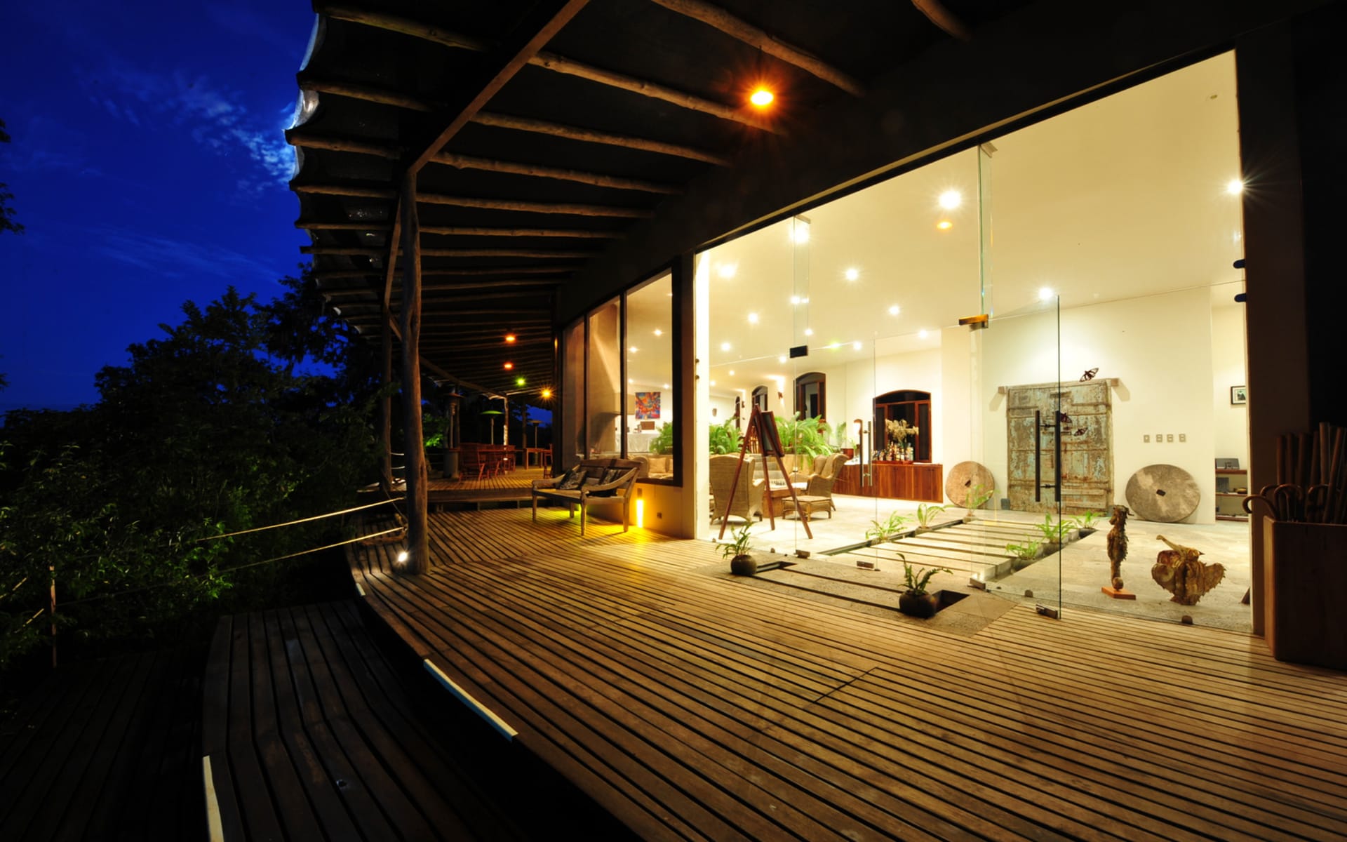 Galapagos_Safari_Camp_Main_Lodge_at_Night_s0g6al