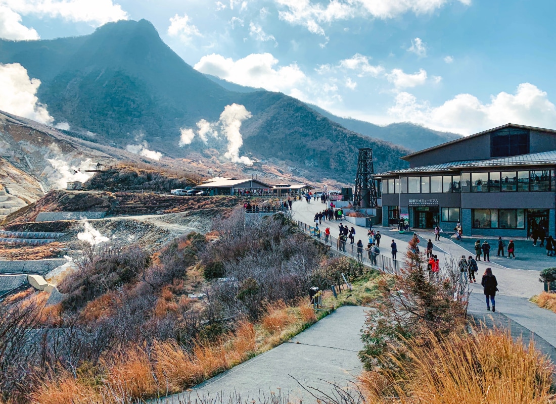 Hakone volcano is full of tourists. 