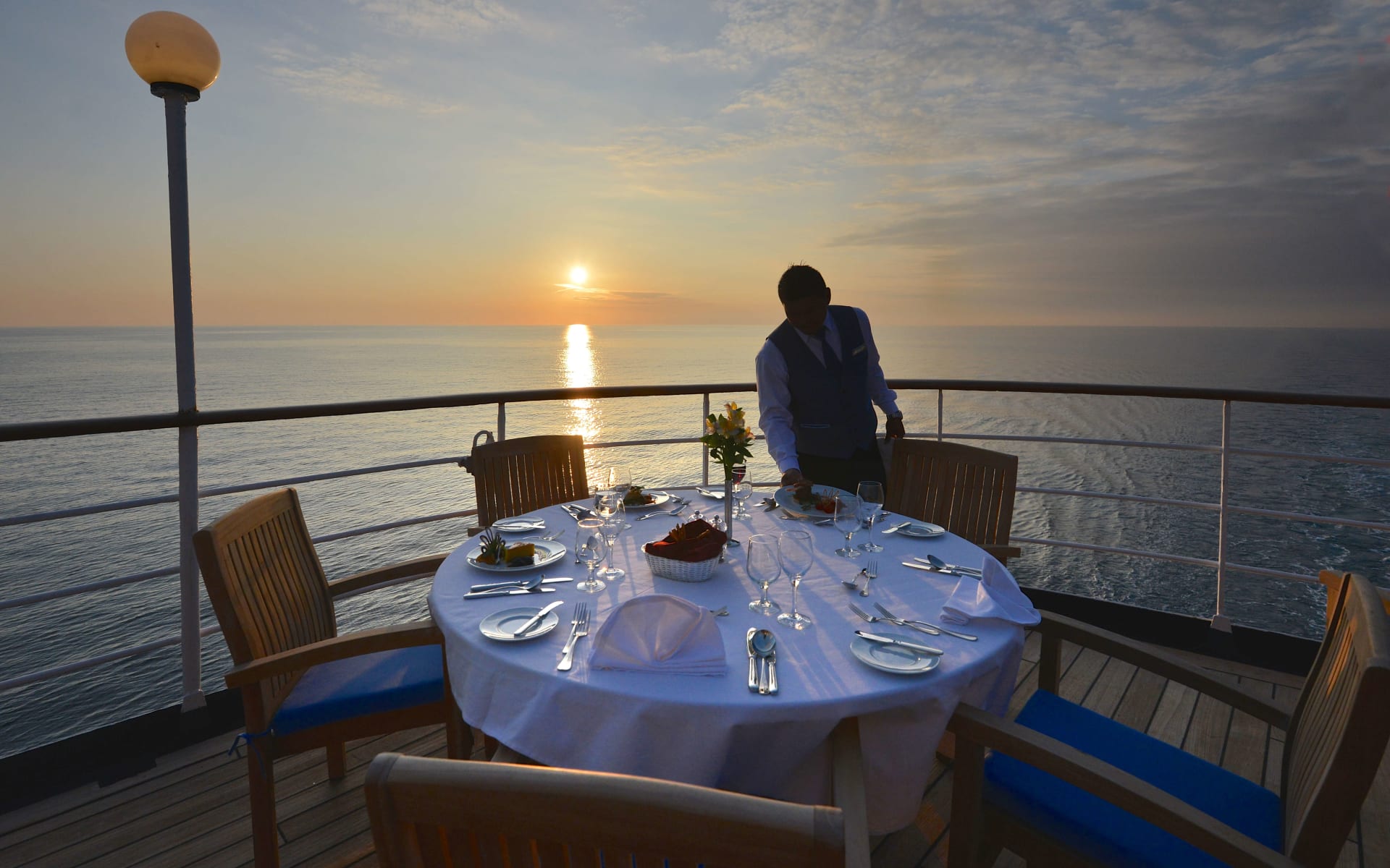 Hebridean_sky_antarctica_dining