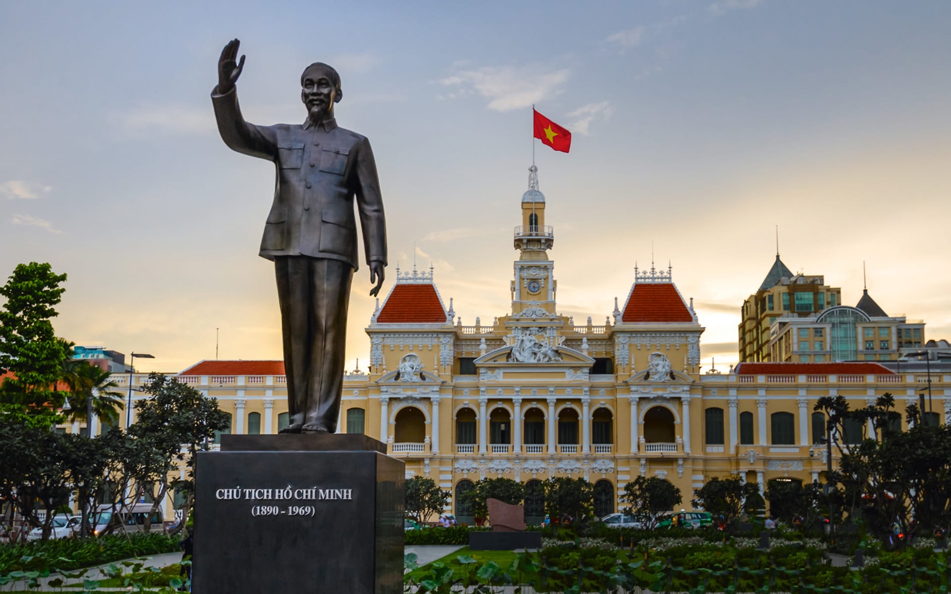 Ho_Chi_Minh_Statue_ohd0jn