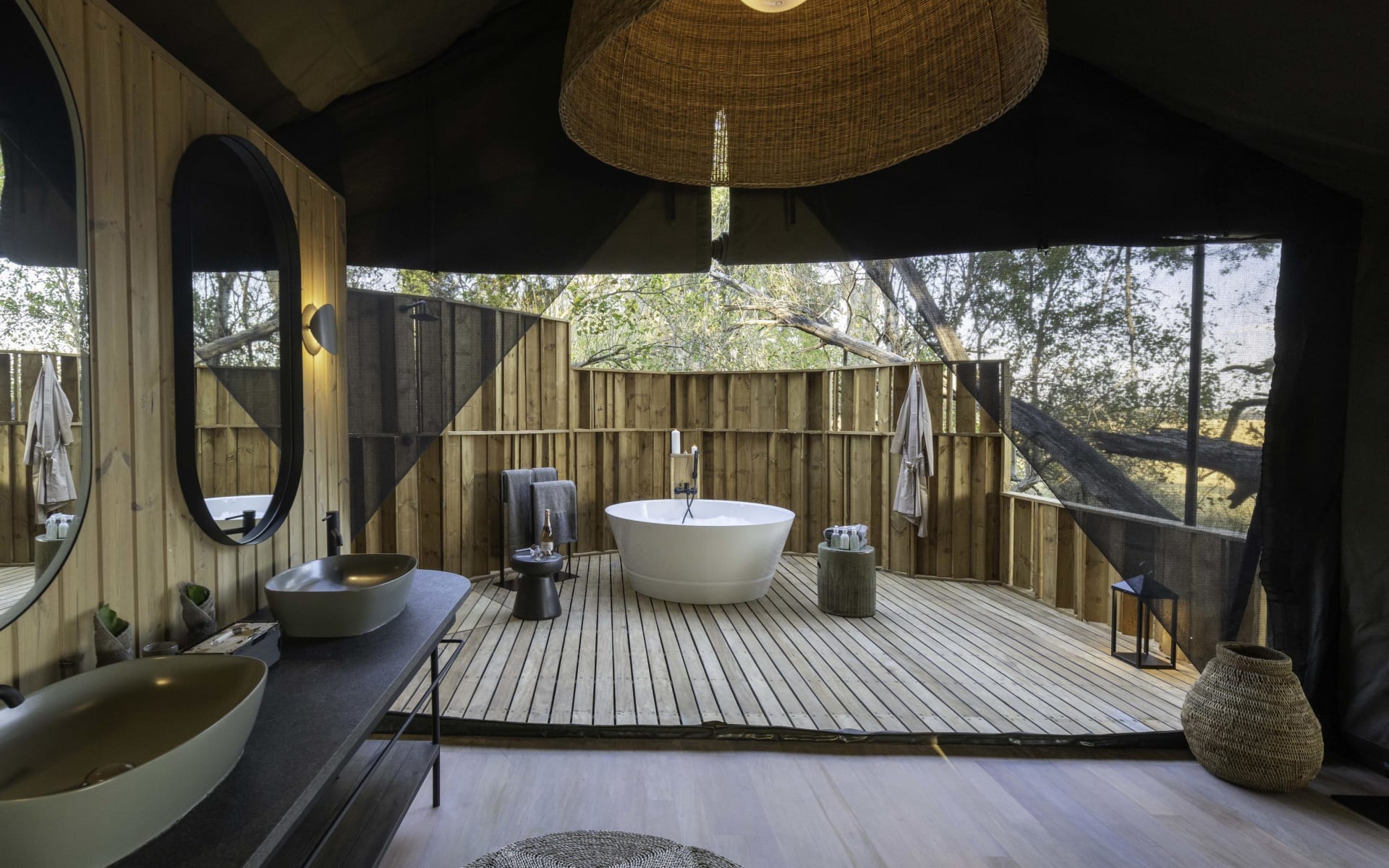 Kiri_Camp_Outside_Bath_a3dadj