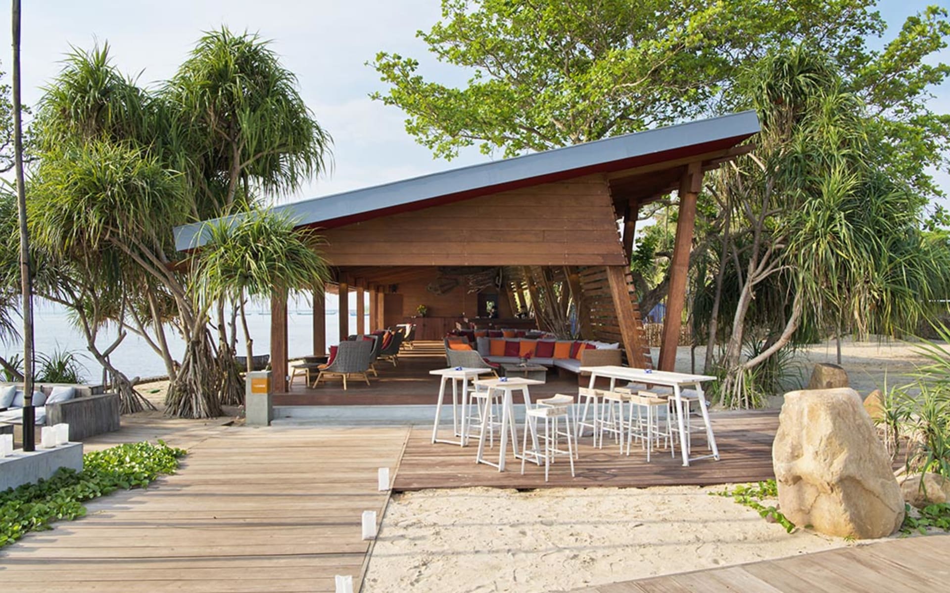 Knai_Bang_Chatt_Outdoor_Dining_tgu93g