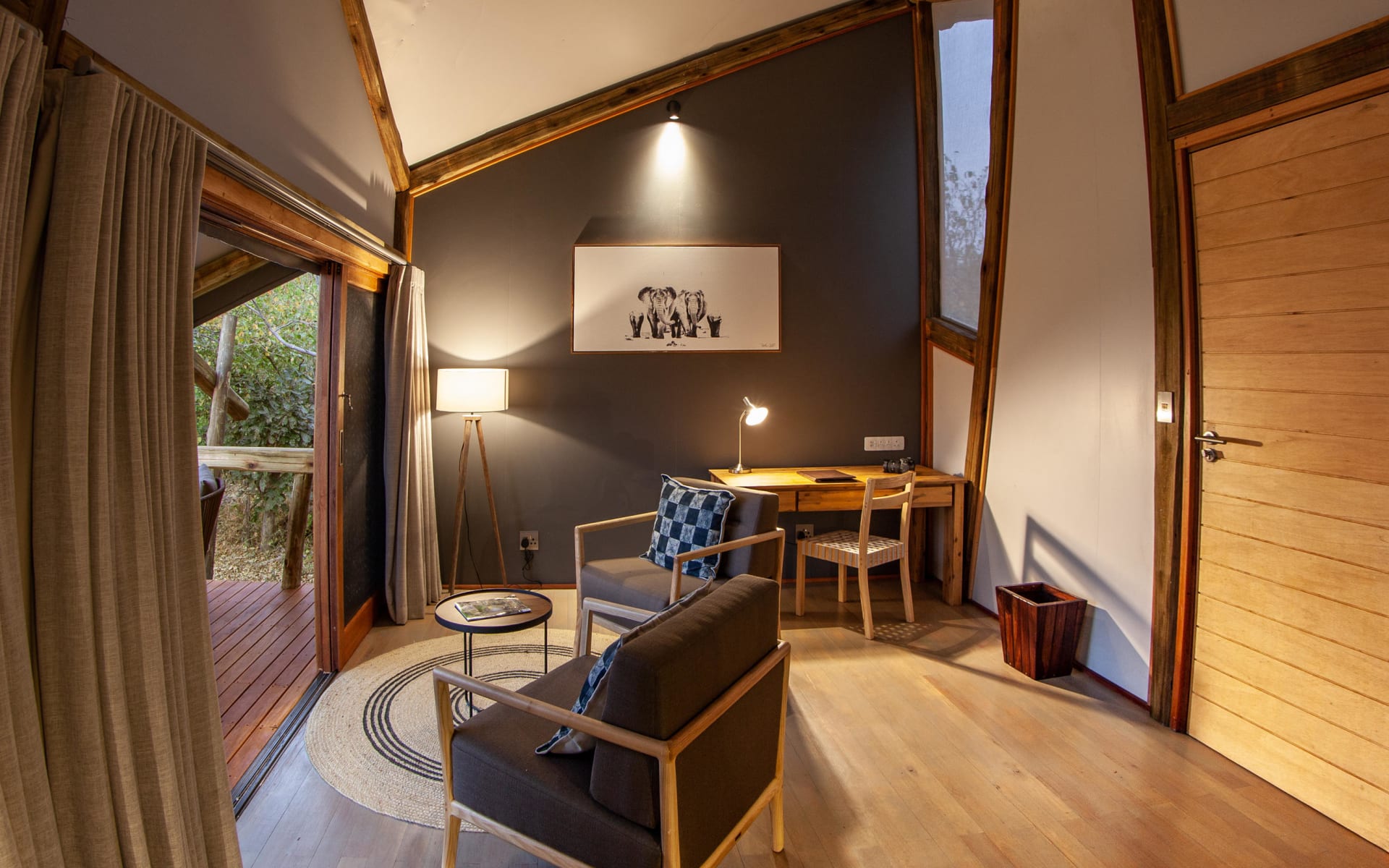 Kwando_Splash_Camp_Bedroom_Lounge_d3zbao