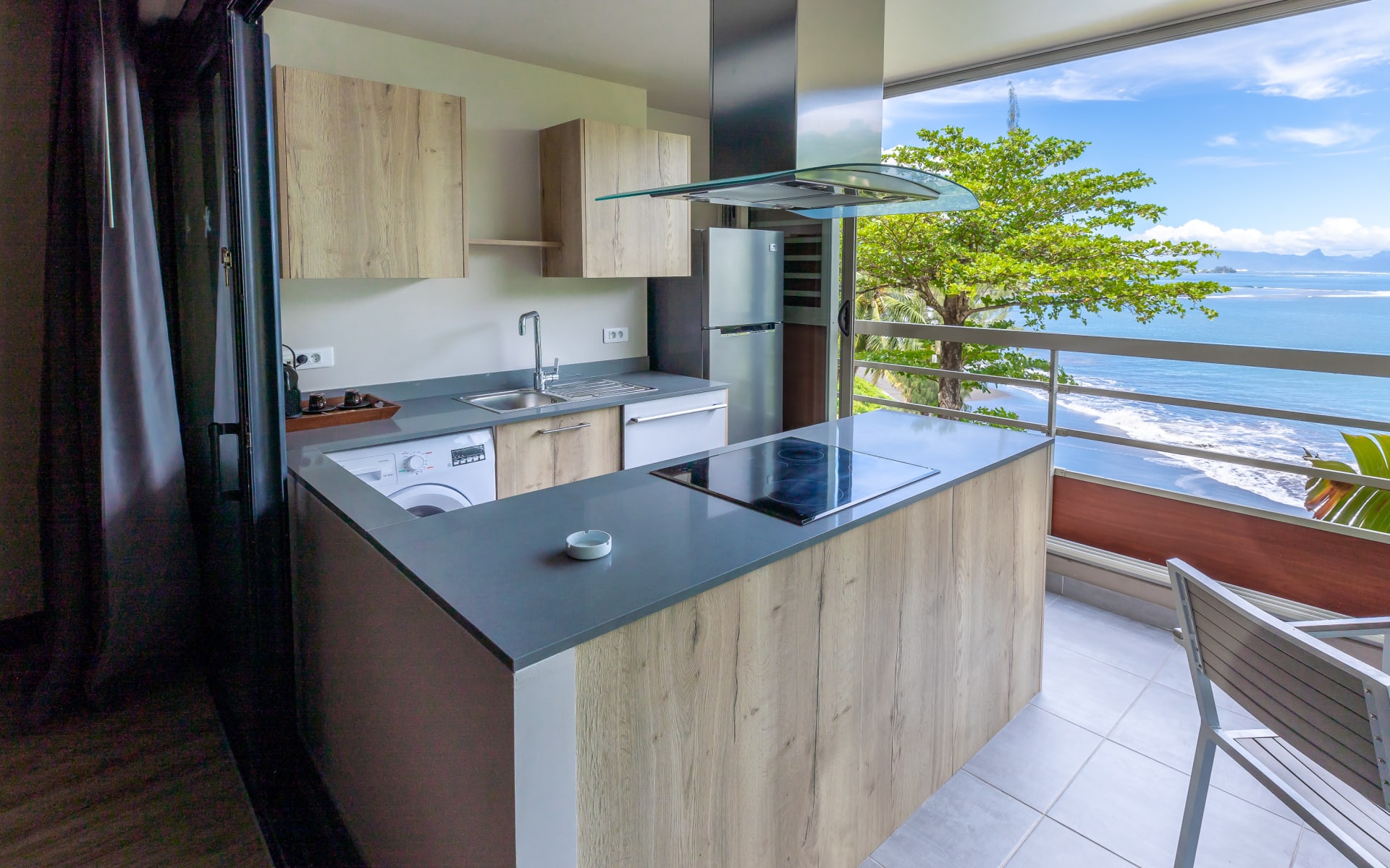 Outdoor kitchen and sitting area of Ocean Suite