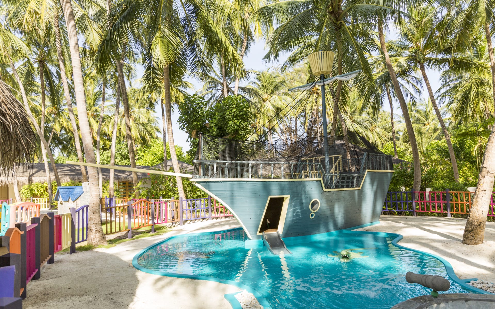 Lux_South_Ari_Atoll_Play_Area_xufx8p