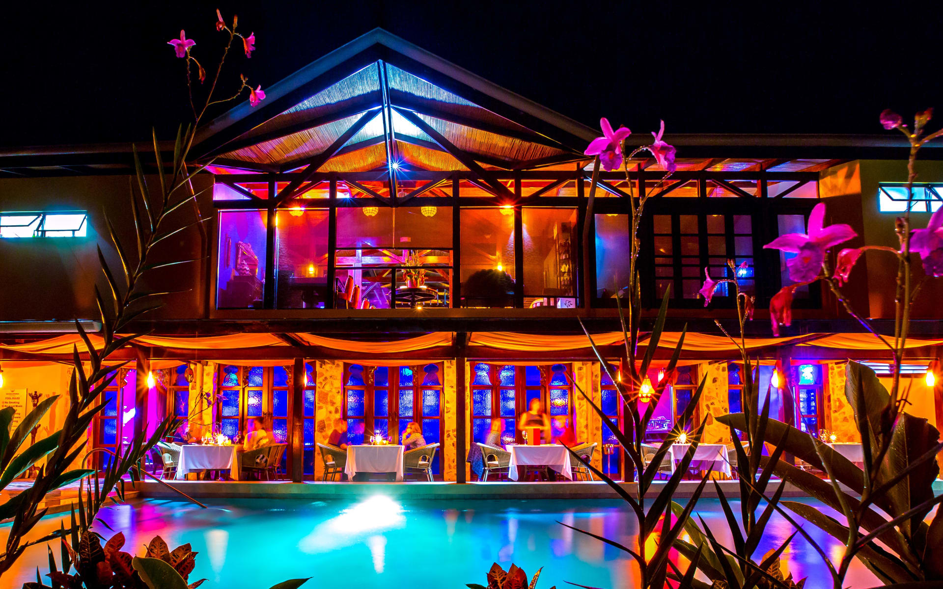 Nayara_Tented_Camp_Pool_at_Night_ymh0pc