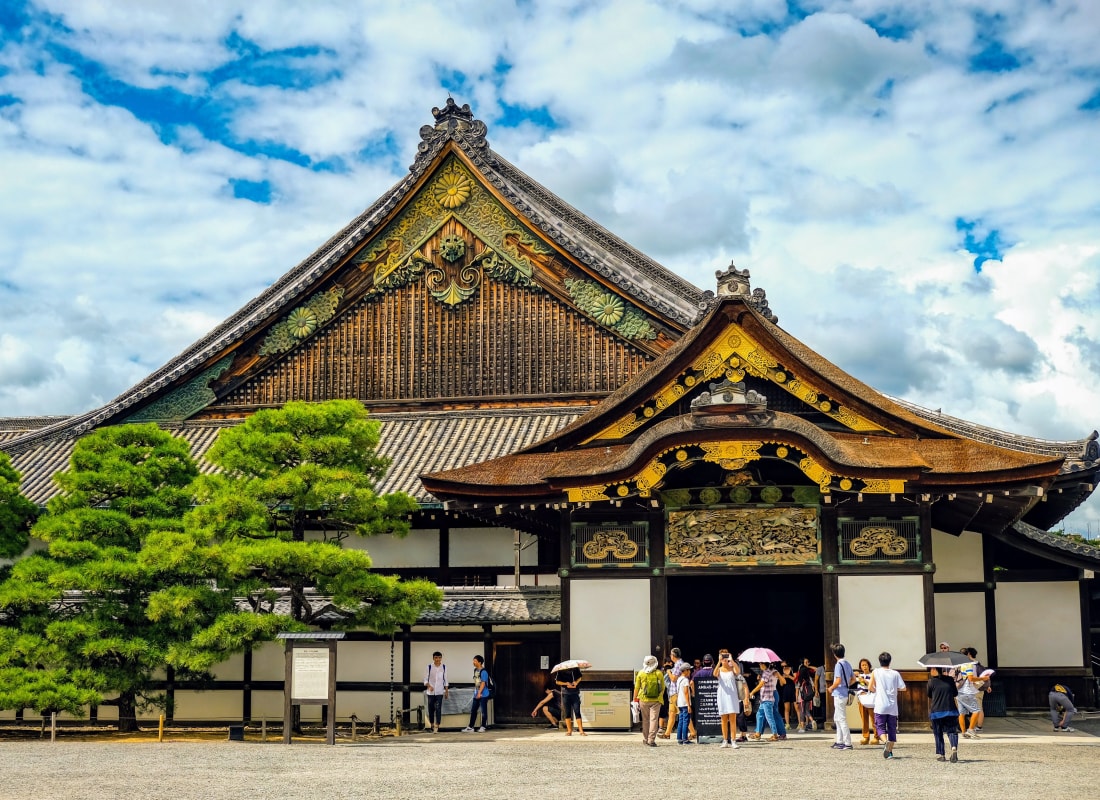 People are walking into Nijo-jo Castle in Kyoto.