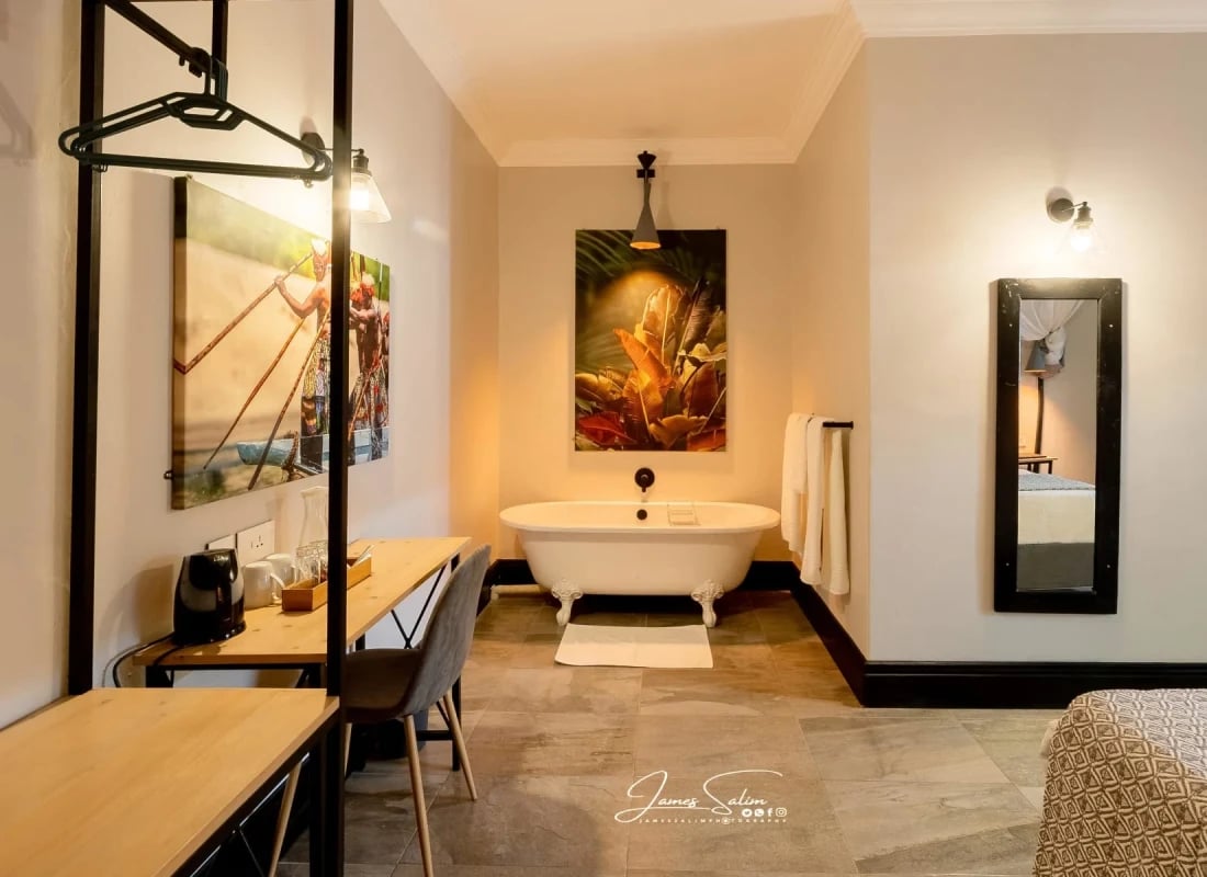 Nkosi_lodge_imbabwe_bath_in_bedroom