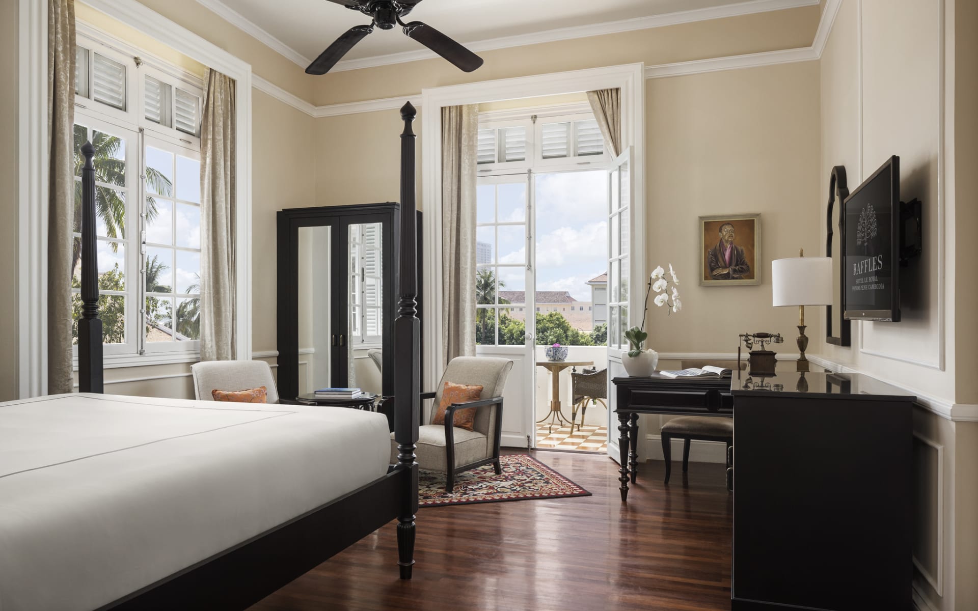 Raffles_Hotel_Le_Royal_Bedroom_Lounge_olkuy9