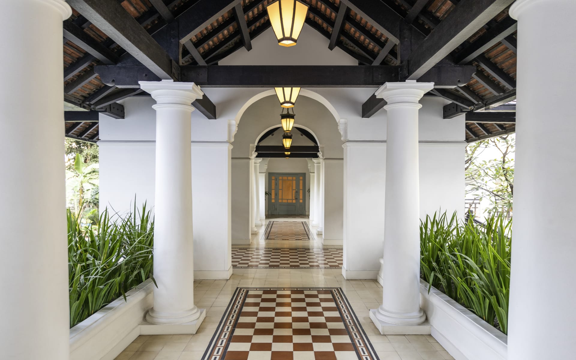 Raffles_Hotel_Le_Royal_Hallway_tbv0lp