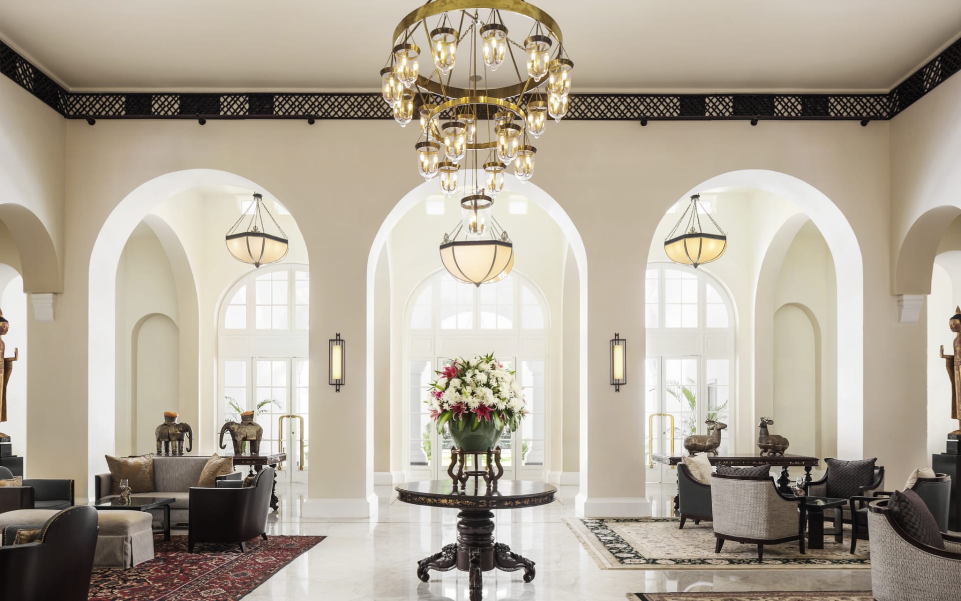 Raffles_Hotel_Le_Royal_Main_Area_lueu0a