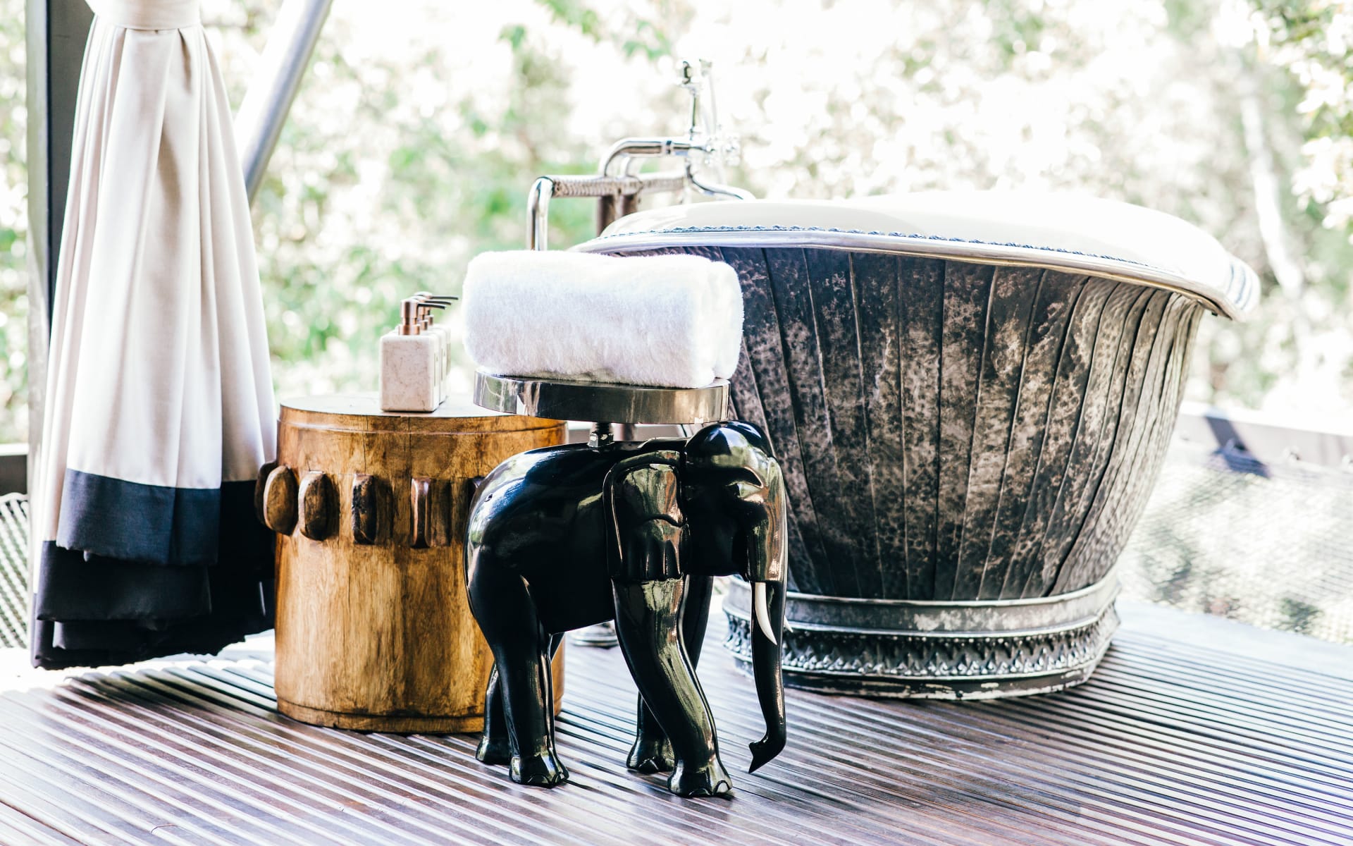 Shinta_Mani_Wild_Bathtub_with_Wooden_Elephant_wwuxe0