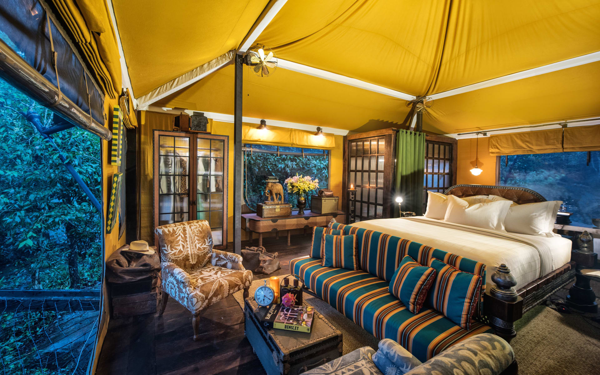Shinta_Mani_Wild_Bedroom_with_Lounge_syiyso