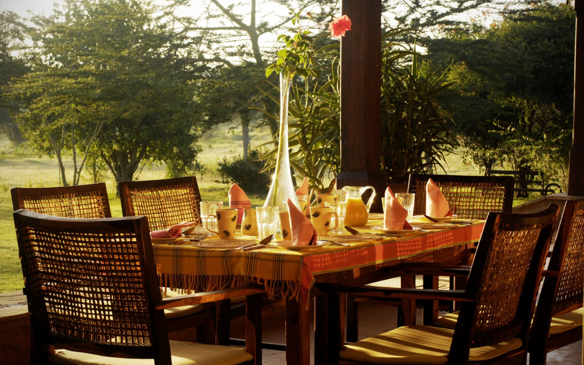 Sosian_breakfast_on_veranda_nqhcel