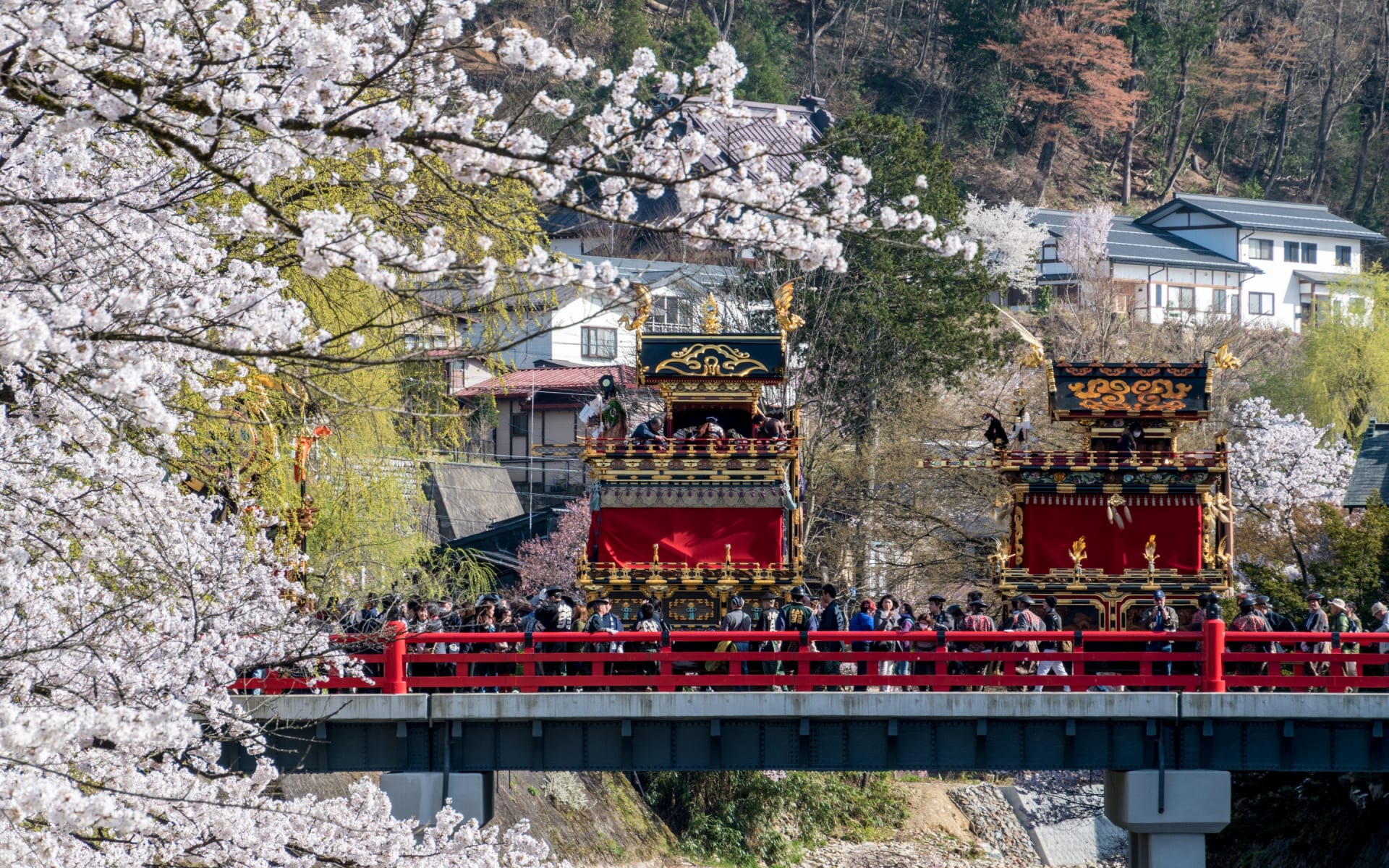 A red and brown Chinese temple in Takayama. 