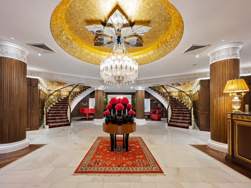The_Claridges_Lobby_ztcpgq