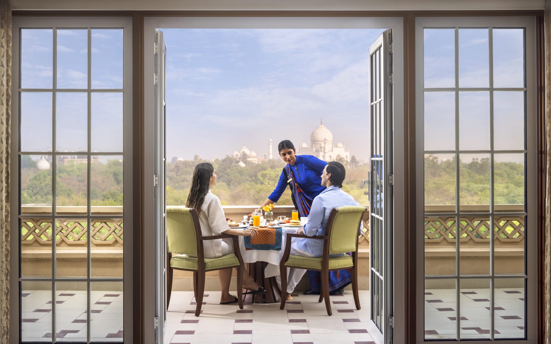 The_Oberoi_Amarvilas_Balcony_Breakfast_py4kxy