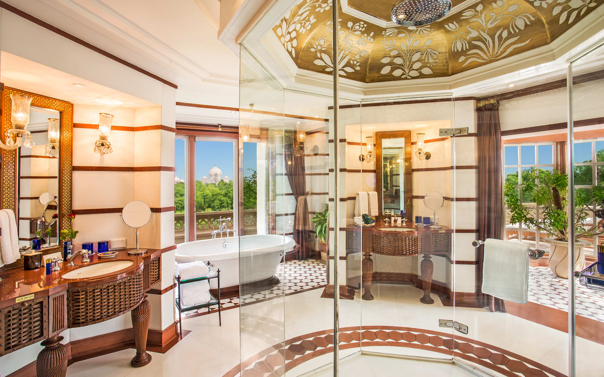 The_Oberoi_Amarvilas_Bathroom_gbd9yz