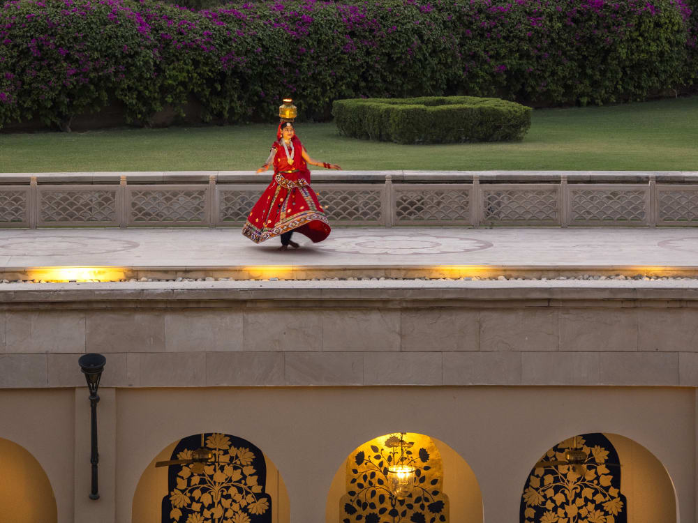 The_Oberoi_Amarvilas_Garden_Dancer_tfstly
