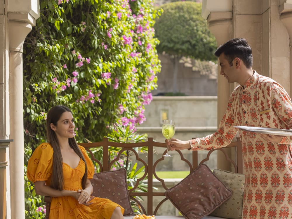 The_Oberoi_Amarvilas_Outdoor_Seating_pr3oqb