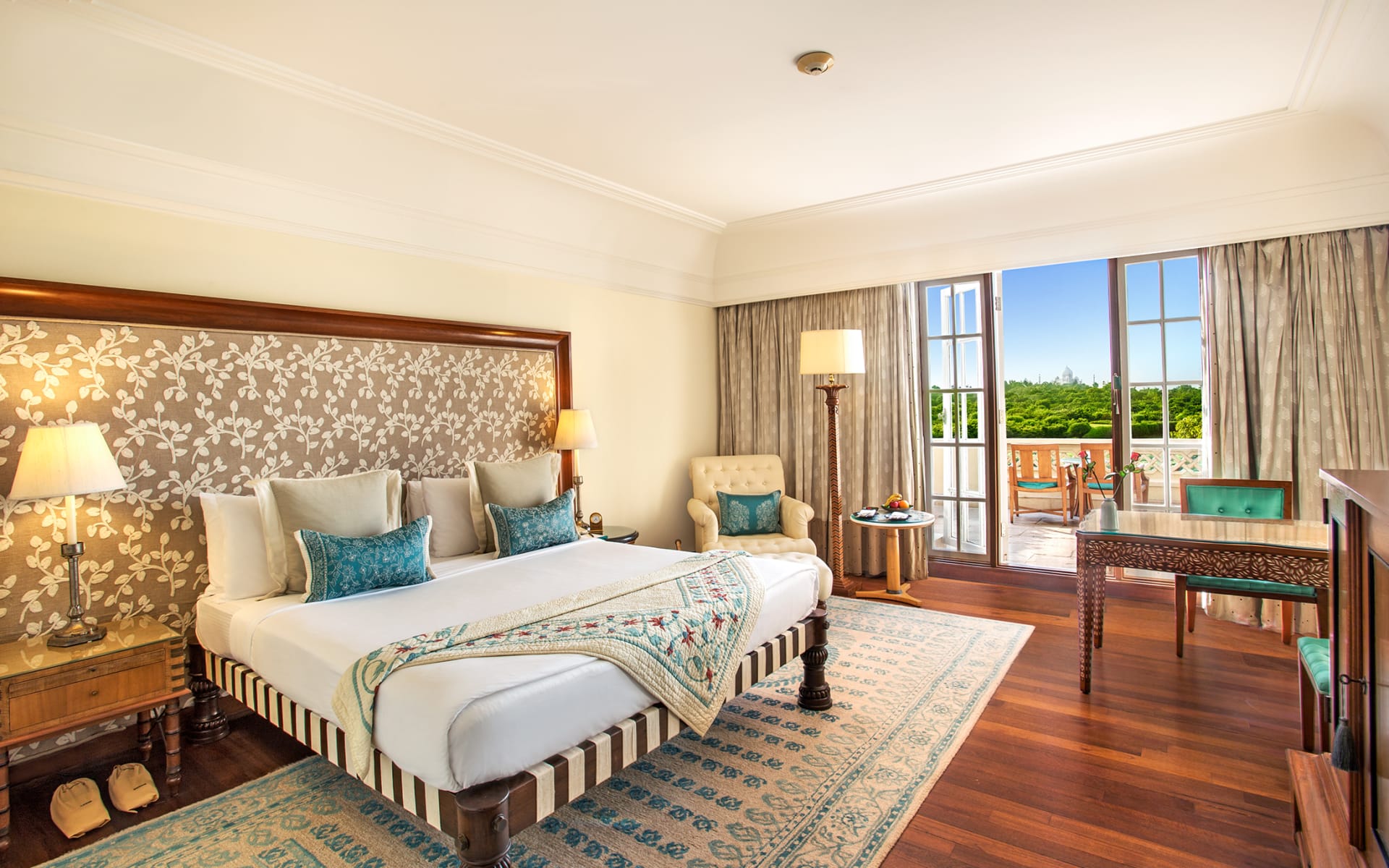 The_Oberoi_Amarvilas_Room_with_Balcony_qgzv2o