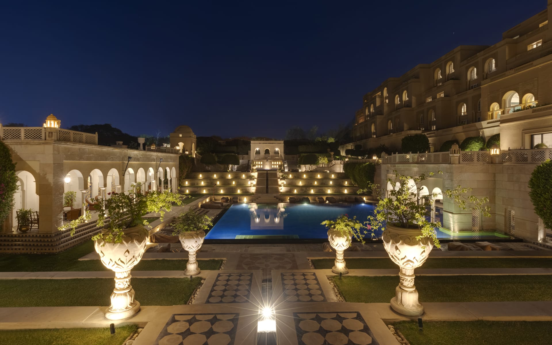 The_Oberoi_Amarvilas_at_Night_cx7aqi