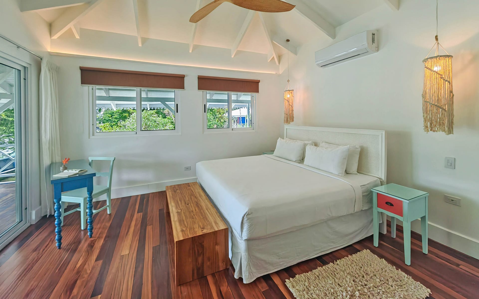 Tortuga_lodge_costa_rica_bedroom_oejbz3