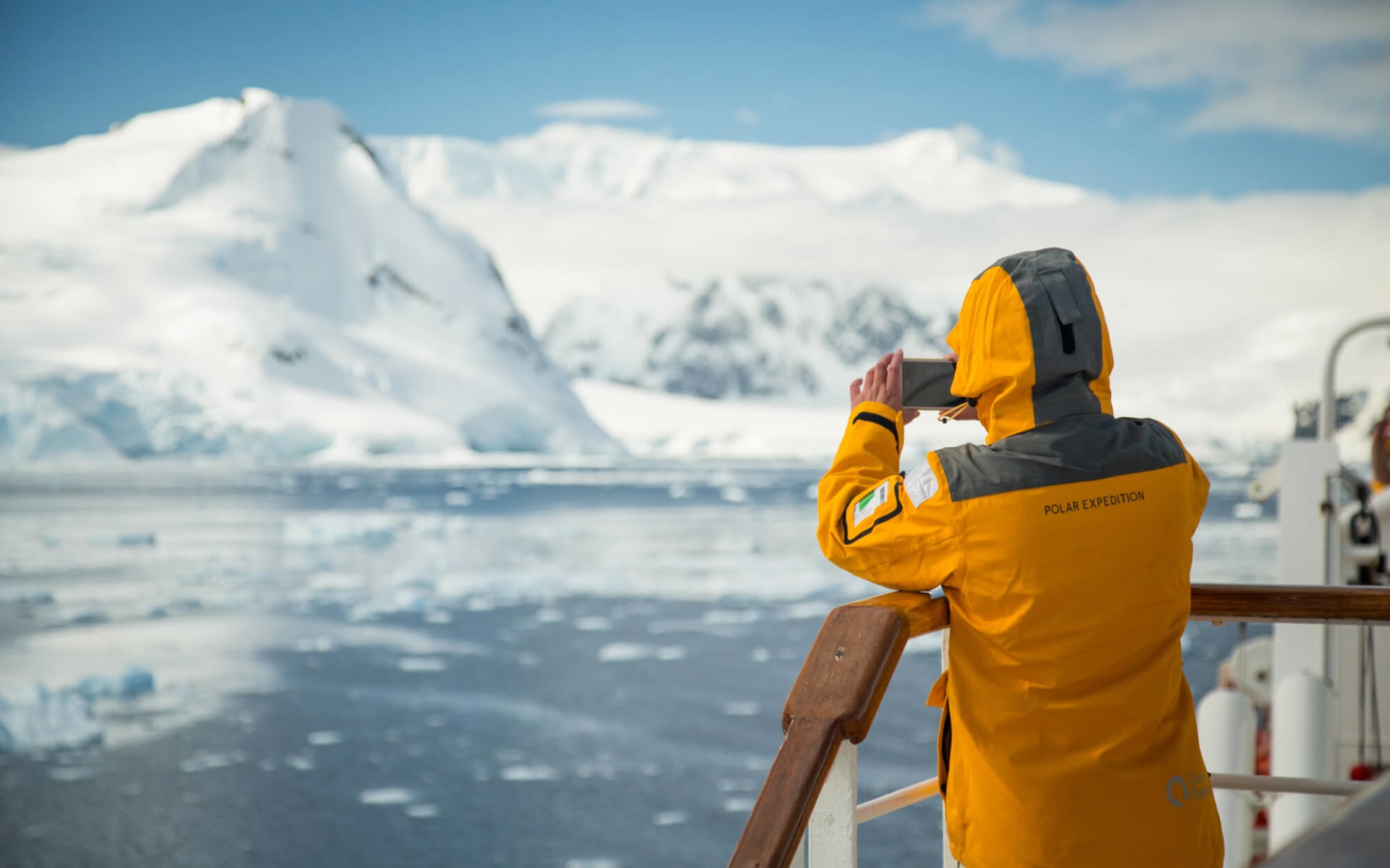 antarctica_ocean_adventurer_acaciajohnson_quarkcatalog_pax_1_xtw032