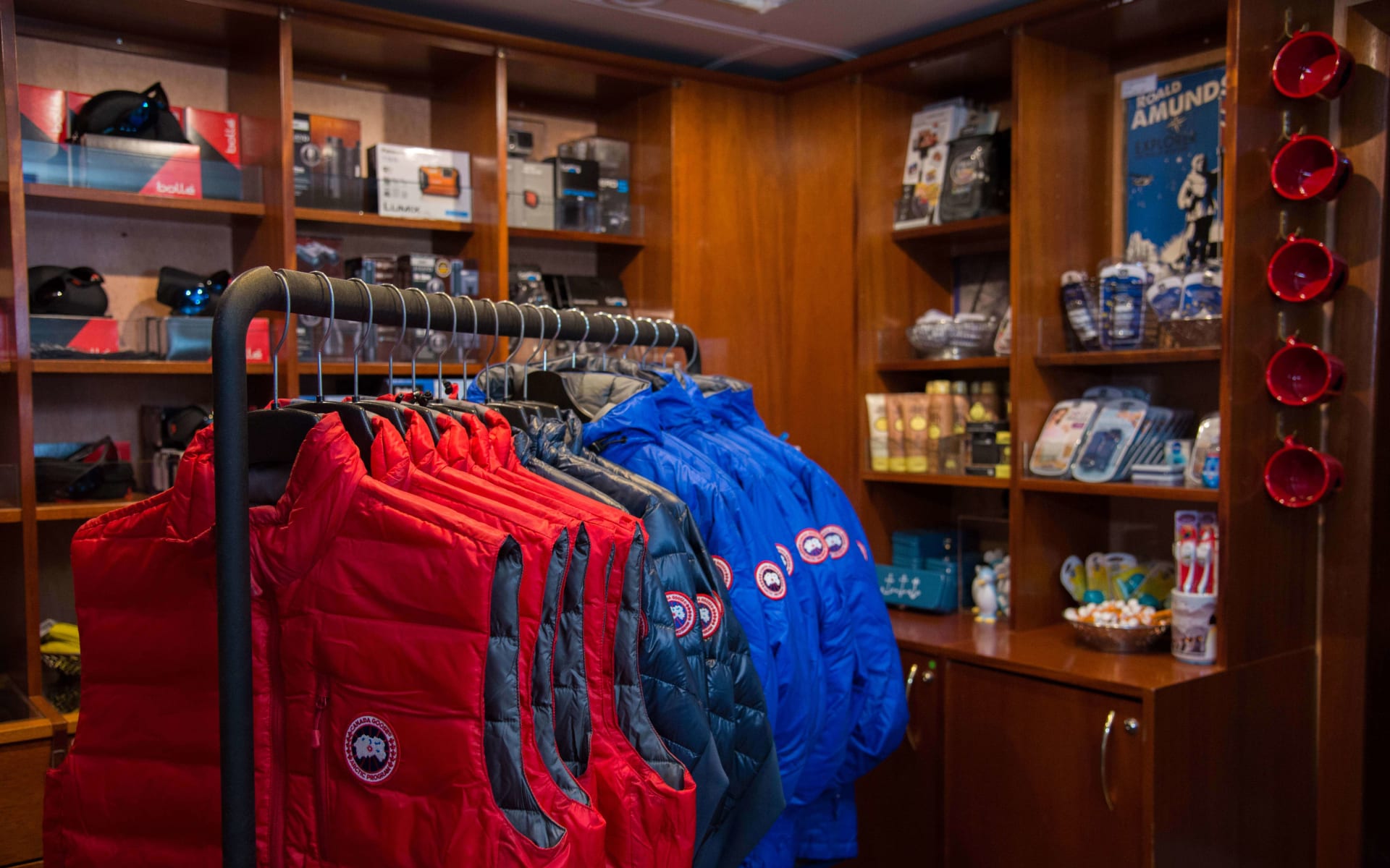 antarctica_ocean_adventurer_quark-expeditions_ocean-adventurer_public-spaces_polar-boutique-0312_vbjgml